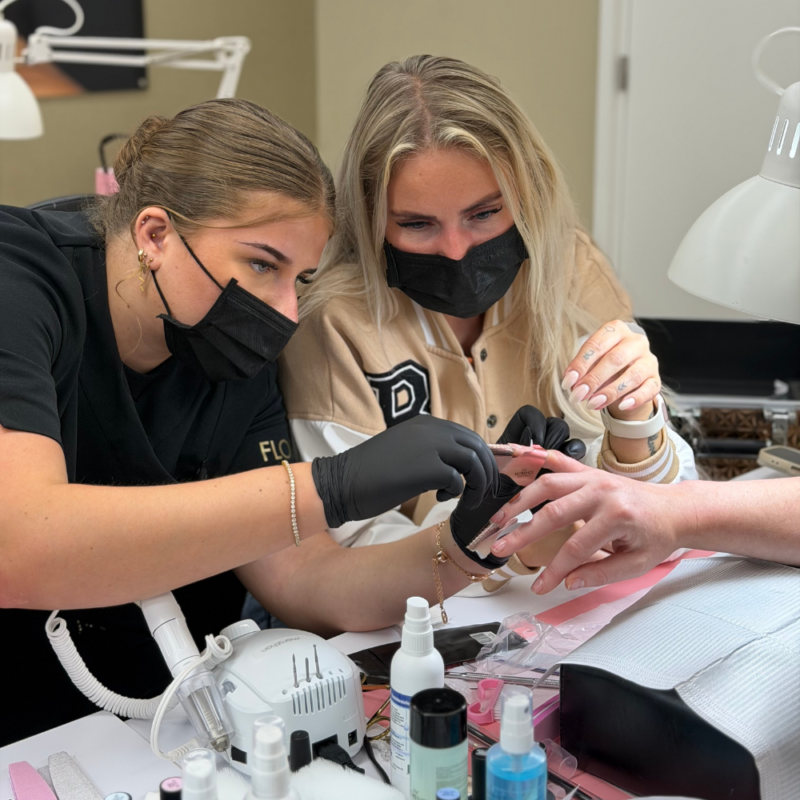Cursist krijgt begeleiding tijdens een opleiding bij Florence Academy